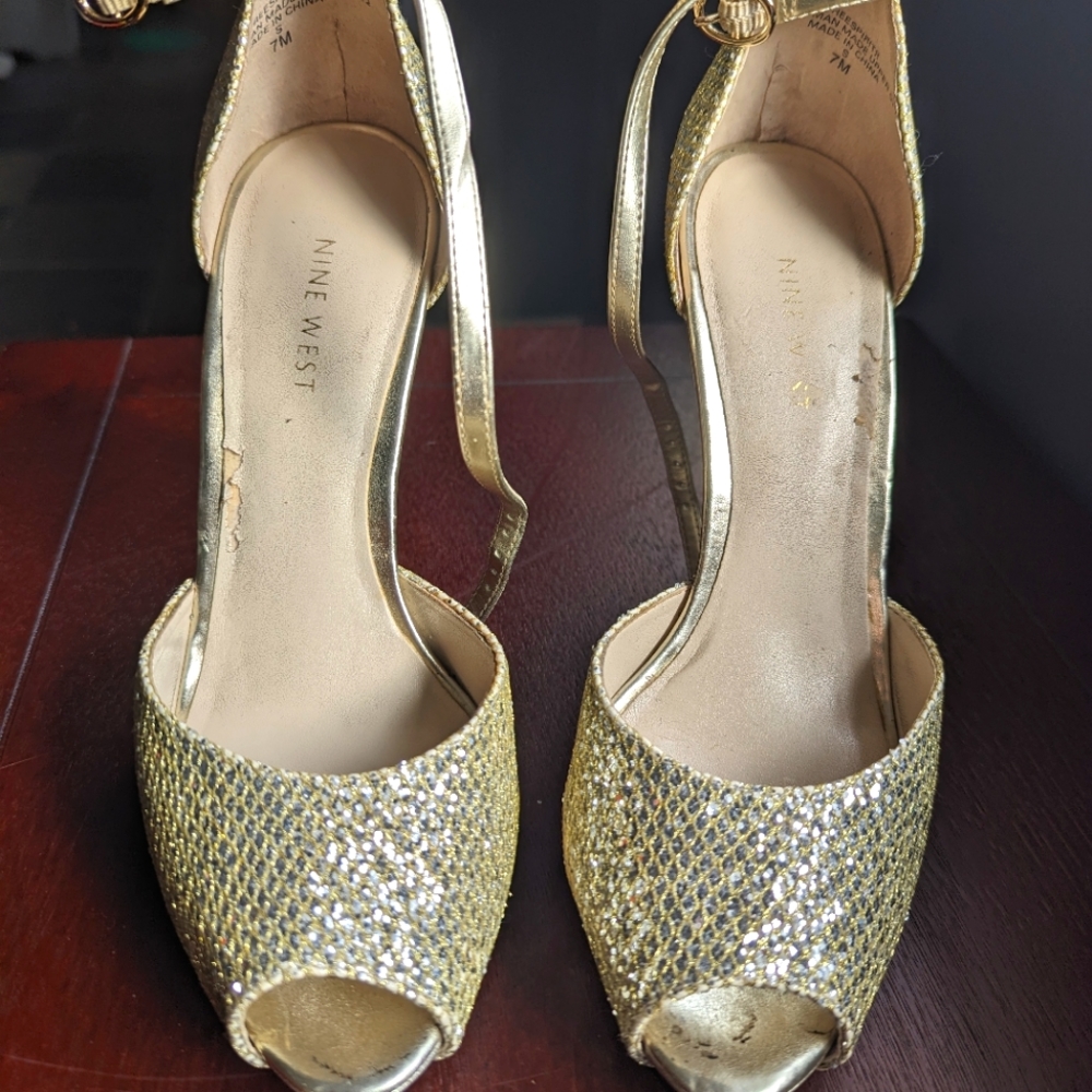 Nine West freespiritr gold peep toe heels 7M